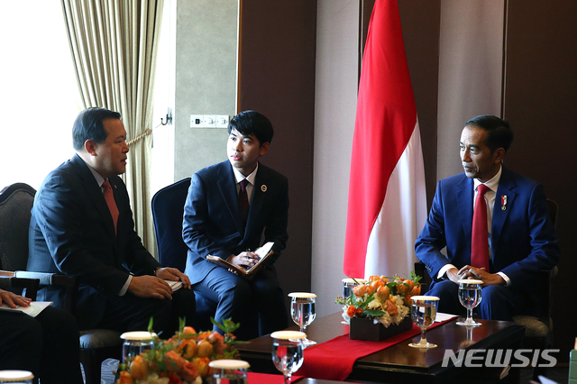 【서울=뉴시스】황각규(왼쪽) 롯데그룹 부회장이 10일 소공동 롯데호텔서울에서 방한중인 조코 위도도(Joko Widodo) 인도네시아 대통령과 상호협력 및 지원 강화 방안 등에 대해 논의하고 있다.(사진=롯데그룹 제공) 2018.09.10. photo@newsis.com&nbsp; 