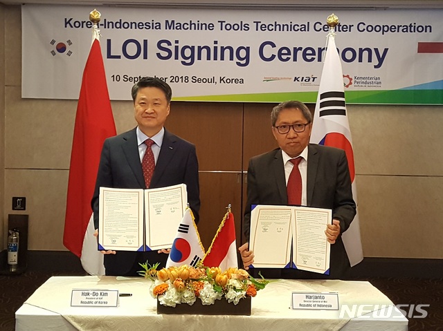 【세종=뉴시스】김학도(왼쪽) 한국산업기술진흥원(KIAT) 원장이 10일 서울 소공동 롯데호텔에서 인도네시아 산업부의 하르잔토(Harjanto) 본부장과 '공작기계 테크니컬센터 조성 협력의향서(LOI)'에 서명하고 기념촬영을 하고 있다.(사진=한국산업기술진흥원 제공)