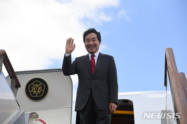 【서울=뉴시스】이낙연 국무총리가 지난 10일 오후 경기 성남 서울공항에서 공군 2호기를 타고 러시아 블라디보스톡으로 출국하고 있다. 2018.09.11. (사진=이낙연 총리 페이스북) photo@newsis.com