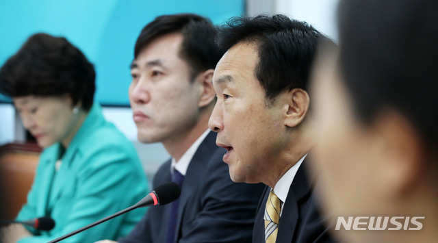 【서울=뉴시스】홍효식 기자 = 바른미래당 손학규(왼쪽 세번째) 대표가 10일 오전 서울 여의도 국회에서 열린 최고위원회의에서 모두발언을 하고 있다. 2018.09.10. yesphoto@newsis.com