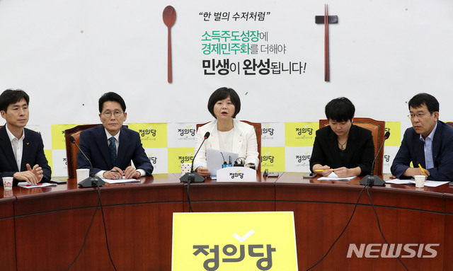 【서울=뉴시스】홍효식 기자 = 정의당 이정미(가운데) 대표가 10일 오전 서울 여의도 국회에서 열린 상무위원회에서 모두발언을 하고 있다. 2018.09.10. yesphoto@newsis.com