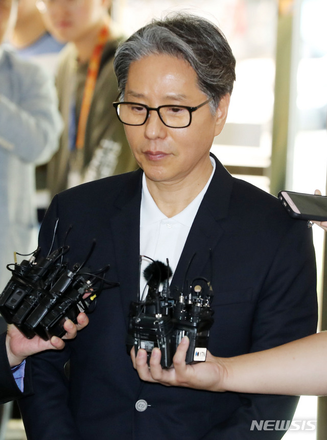 【서울=뉴시스】박주성 기자 = 담철곤 오리온 회장이 10일 오전 서울 서대문구 경찰청 특수수사과에 피의자 신분으로 소환되며 취재진 질문을 받고 있다. 2018.09.10. park7691@newsis.com