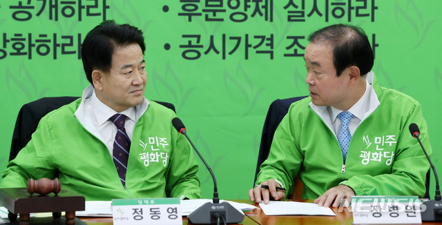 【서울=뉴시스】홍효식 기자 = 민주평화당 정동영(왼쪽) 대표, 장병완 원내대표가 10일 오전 서울 여의도 국회에서 열린 최고위원회의에서 논의하고 있다. 2018.09.10. yesphoto@newsis.com