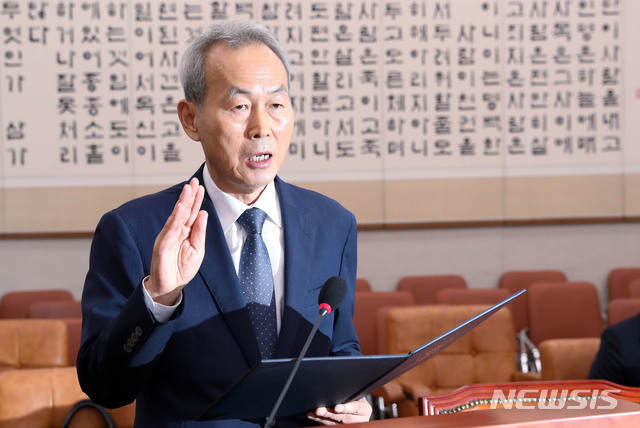 【서울=뉴시스】홍효식 기자 = 이석태 헌법재판관 후보자가 10일 오전 서울 여의도 국회 본청 법제사법위원회 회의실에서 열린 인사청문회에서 선서를 하고 있다. 2018.09.10. yesphoto@newsis.com