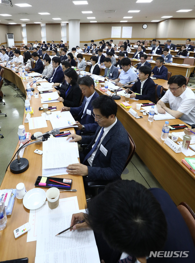 【고양=뉴시스】이영환 기자 = 10일 오전 경기 고양시 사법연수원에서 열린 전국법관대표회의에 참석한 일선 판사들이 최기상 의장의 모두발언을 경청하고 있다. 이날 열린 전국법관대표회의에서 법원행정처 개편안과 인사제도 개선 등이 논의된다. 2018.09.10.&nbsp; 20hwan@newsis.com