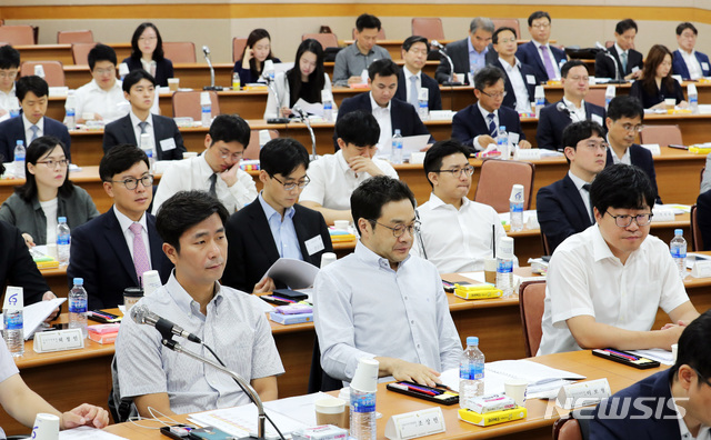 【고양=뉴시스】이영환 기자 = 10일 오전 경기 고양시 사법연수원에서 열린 전국법관대표회의에 참석한 일선 판사들이 최기상 의장의 모두발언을 경청하고 있다. 2018.09.10.&nbsp; photo@newsis.com