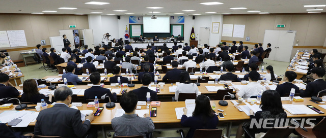 【고양=뉴시스】이영환 기자 = 10일 오전 경기 고양시 사법연수원에서 열린 전국법관대표회의에 참석한 일선 판사들이 최기상 의장의 모두발언을 경청하고 있다.이날 열린 전국법관대표회의에서 법원행정처 개편안과 인사제도 개선 등이 논의된다. 2018.09.10.&nbsp; photo@newsis.com
