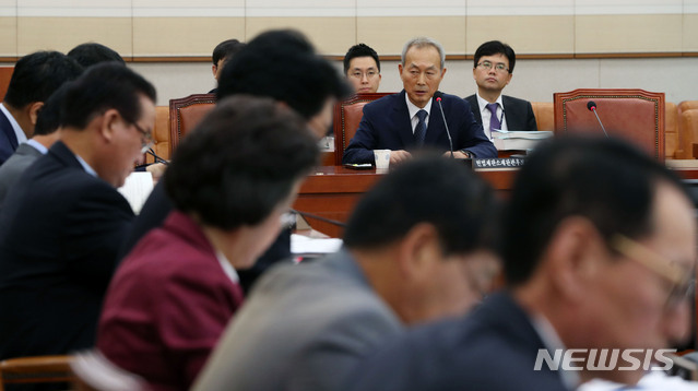 【서울=뉴시스】홍효식 기자 = 이석태 헌법재판관 후보자가 10일 오전 서울 여의도 국회 본청 법제사법위원회 회의실에서 열린 인사청문회에서 의원들의 질의에 답하고 있다. 2018.09.10. yesphoto@newsis.com