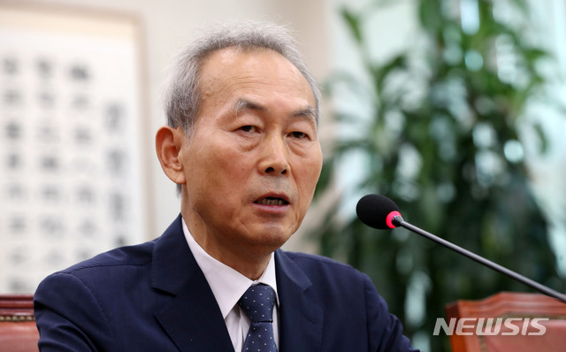 【서울=뉴시스】홍효식 기자 = 이석태 헌법재판관 후보자가 10일 오전 서울 여의도 국회 본청 법제사법위원회 회의실에서 열린 인사청문회에서 의원들의 질의에 답하고 있다. 2018.09.10.&nbsp; yesphoto@newsis.com