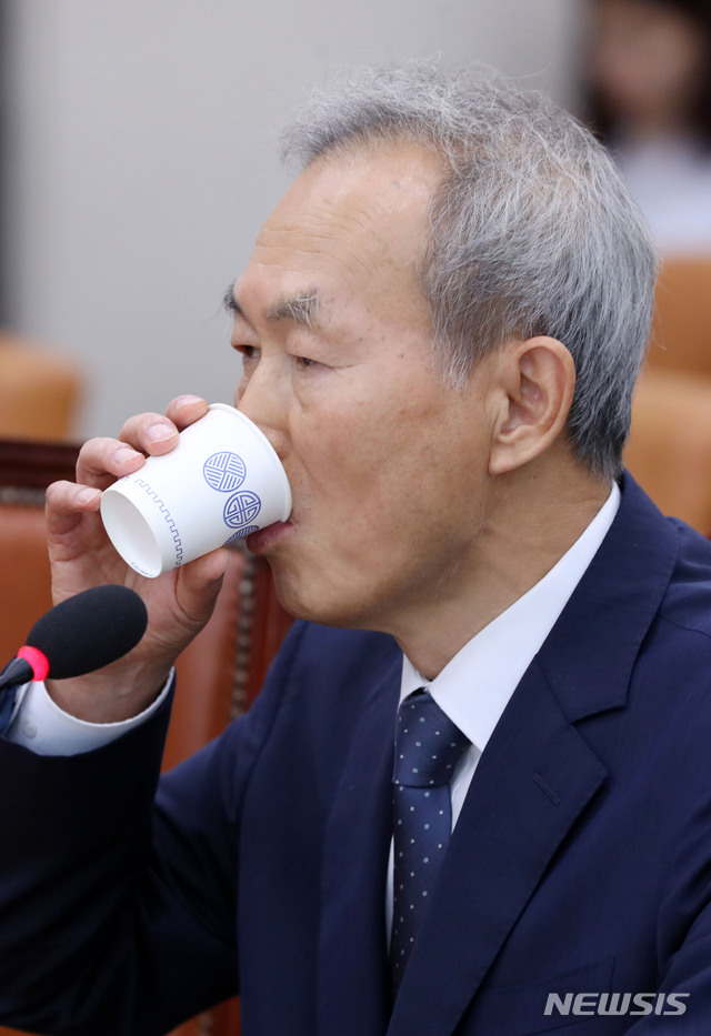 【서울=뉴시스】홍효식 기자 = 이석태 헌법재판관 후보자가 10일 오전 서울 여의도 국회 본청 법제사법위원회 회의실에서 열린 인사청문회에서 물을 마시고 있다. 2018.09.10. yesphoto@newsis.com