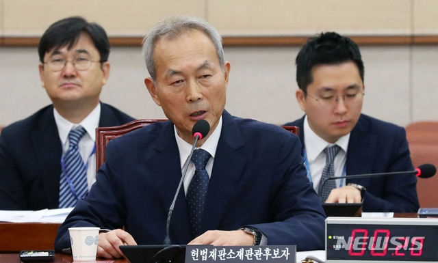 【서울=뉴시스】홍효식 기자 = 이석태 헌법재판관 후보자가 10일 오전 서울 여의도 국회 본청 법제사법위원회 회의실에서 열린 인사청문회에서 의원들의 질의에 답하고 있다. 2018.09.10.&nbsp; yesphoto@newsis.com