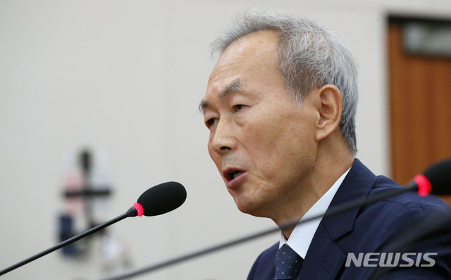 【서울=뉴시스】홍효식 기자 = 이석태 헌법재판관 후보자가 10일 오전 서울 여의도 국회 본청 법제사법위원회 회의실에서 열린 인사청문회에서 의원들의 질의에 답하고 있다. 2018.09.10.&nbsp; yesphoto@newsis.com