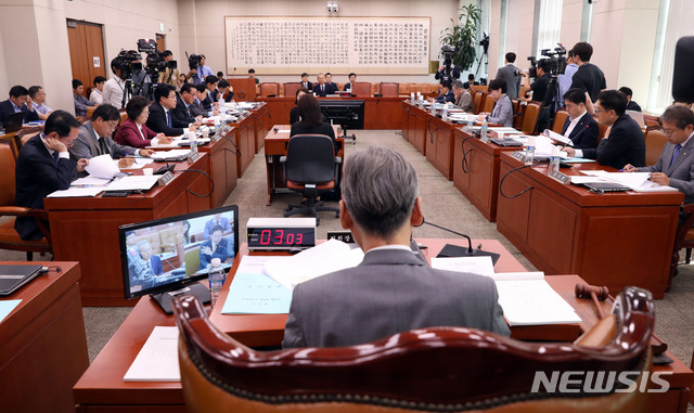 【서울=뉴시스】홍효식 기자 = 10일 오전 서울 여의도 국회 본청 법제사법위원회 회의실에서 이석태 헌법재판관 후보자의 인사청문회가 진행되고 있다. 2018.09.10. yesphoto@newsis.com