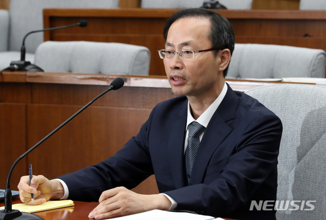 【서울=뉴시스】박영태 기자 = 10일 오전 서울 영등포구 여의도 국회에서 진행된 헌법재판소 재판관(후보자 김기영) 선출안 심사를 위한 인사청문회에서 김기영 후보자가 의원 질의에 답변하고 있다. 2018.09.10. since1999@newsis.com