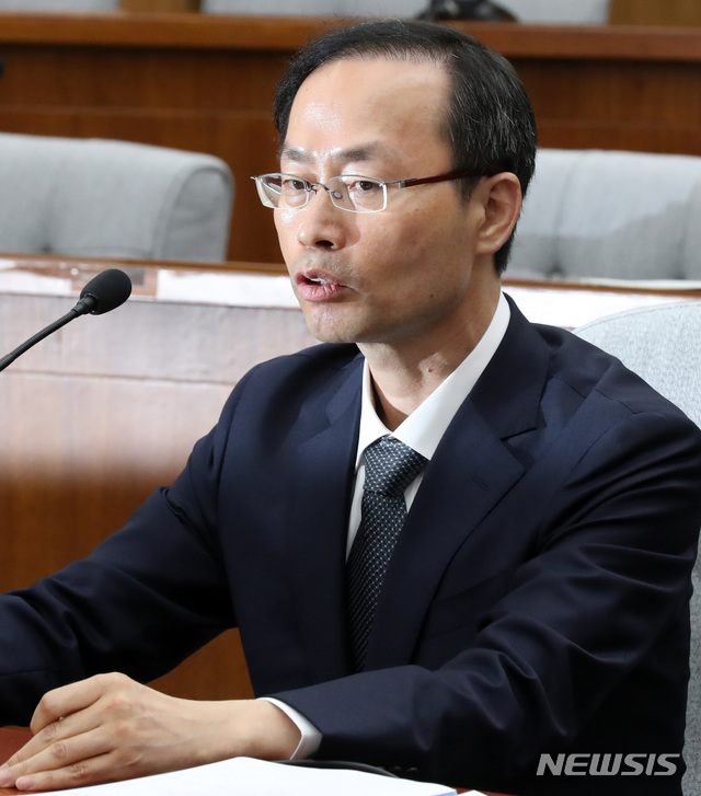 【서울=뉴시스】박영태 기자 = 10일 오전 서울 영등포구 여의도 국회에서 진행된 헌법재판소 재판관(후보자 김기영) 선출안 심사를 위한 인사청문회에서 김기영 후보자가 의원 질의에 답변하고 있다. 2018.09.10.since1999@newsis.com