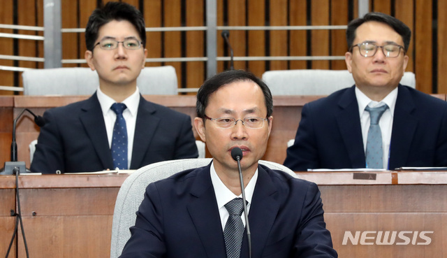 【서울=뉴시스】박영태 기자 = 지난달 10일 오전 서울 영등포구 여의도 국회에서 진행된 헌법재판소 재판관(후보자 김기영) 선출안 심사를 위한 인사청문회에서 김기영 후보자가 의원 질의에 답변하고 있다. 2018.09.10.since1999@newsis.com