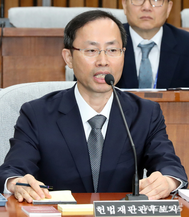 【서울=뉴시스】박영태 기자 = 10일 오전 서울 영등포구 여의도 국회에서 진행된 헌법재판소 재판관(후보자 김기영) 선출안 심사를 위한 인사청문회에서 김기영 후보자가 의원 질의에 답변하고 있다. 2018.09.10. since1999@newsis.com