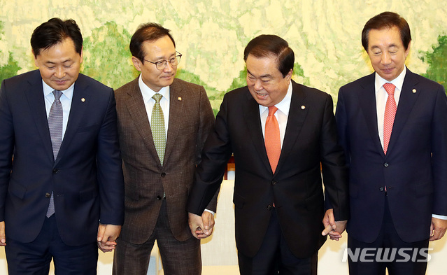 【서울=뉴시스】이종철 기자&nbsp; = 10일 서울 여의도 국회에서 문희상 국회의장 주례로 열린 여야 3당 교섭단체 원내대표 정기 회동애 참석한 왼쪽부터 바른미래당 김관영 원내대표, 더불어민주당 홍영표 원내대표, 문 의장, 자유한국당 김성태 원내대표가 손을 맞잡으려 하고 있다. 2018.09.10.jc4321@newsis.com