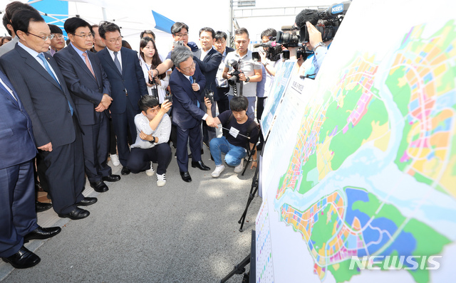 【세종=뉴시스】강종민 기자 = 이해찬 더불어민주당 대표와 최고위원들은 지난해 9월10일 세종시 국회 세종의사당 후보지를 방문했다. 2018.09.10. ppkjm@newsis.com