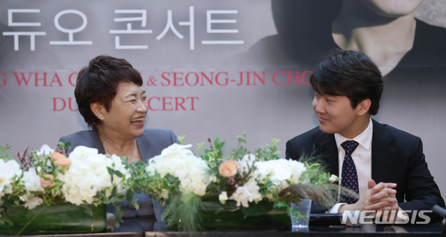 【서울=뉴시스】조수정 기자 = 예술의전당 개관 30주년 기념 월드 프리미어 시리즈 II '정경화 & 조성진 듀오 콘서트' 기자간담회가 열린 10일 오전 서울 서초동 예술의전당 음악당에서 바이올리니스트 정경화와 피아니스트 조성진이 대화를 나누고 있다. 정경화 & 조성진 듀오콘서트는 오는 12일 저녁 8시 예술의전당 콘서트홀에서 공연한다. 2018.09.10. chocrystal@newsis.com