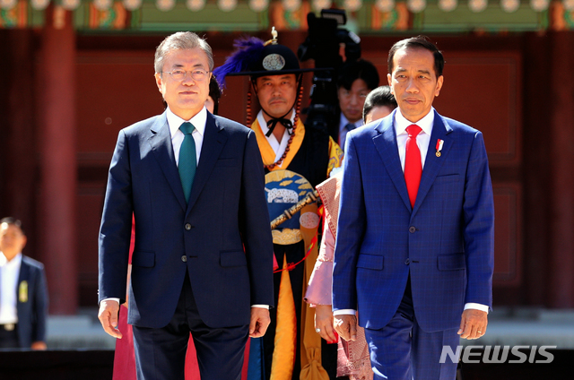 【서울=뉴시스】박진희 기자 = 문재인 대통령과 부인 김정숙 여사가 10일 서울 종로구 창덕궁 인정전 앞에서 조코 위도도 인도네시아 대통령과 부인 이리아나 여사와 함께 공식환영식을 하고 있다. 2018.09.10.&nbsp; pak7130@newsis.com