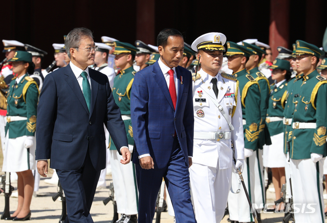 【서울=뉴시스】박진희 기자 = 문재인 대통령이 10일 서울 종로구 창덕궁에서 조코 위도도 인도네시아 대통령과 함께 의장대를 통과하고 있다. 2018.09.10.&nbsp; pak7130@newsis.com