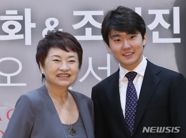 【서울=뉴시스】조수정 기자 = 예술의전당 개관 30주년 기념 월드 프리미어 시리즈&nbsp; II&nbsp; '정경화 & 조성진 듀오 콘서트'&nbsp; 기자간담회가 열린 10일 오전 서울 서초동 예술의전당 음악당에서 바이올리니스트 정경화와 피아니스트 조성진이 포즈를 취하고 있다. 정경화 & 조성진 듀오콘서트는 오는 12일 저녁 8시 예술의전당 콘서트홀에서 공연한다. 2018.09.10. chocrystal@newsis.com