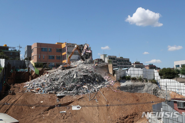 【서울=뉴시스】최진석 기자 = 지난 9월 동작구 서울상도유치원 공사장 붕괴현장에서 관계자들이 기울어진 유치원 건물 철거 작업을 하고 있다. 2018.09.10. myjs@newsis.com