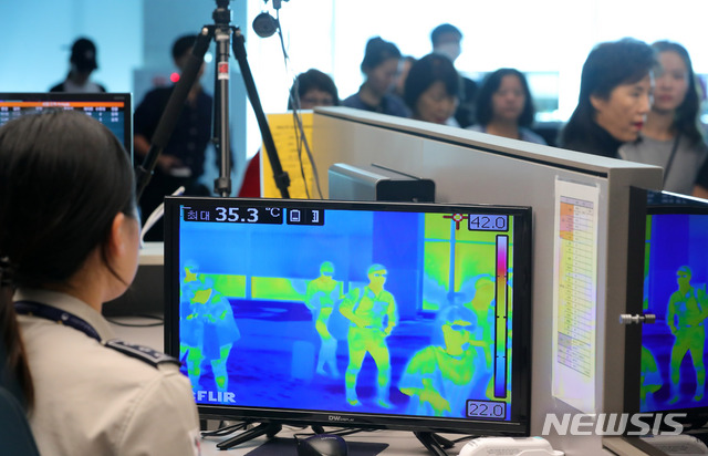 【인천공항=뉴시스】배훈식 기자 = 국내 중동호흡기증후군(메르스) 확진 확잔 발생에 따라 10일 오전 인천국제공항 제2터미널 입국 게이트에서 질병관리본부 국립검역소 직원이 열화상 카메라로 승객들의 체온을 재고 있다. 2018.09.10. dahora83@newsis.com