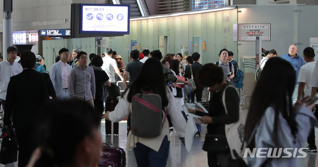 【인천공항=뉴시스】홍찬선 기자 = 중동호흡기증후군(MERS·메르스) 확진 환자가 발생한 가운데 10일 오전 인천공항 제1여객터미널 출국장에서 승객들이 메르스 감염 주의 안내문을 바라보고 있다. 한편 인천공항공사와 검역소는 인천공항의 위기 경보를 관심에서 '주의'로 한단계로 격상했다. 2018.09.10.&nbsp; mania@newsis.com