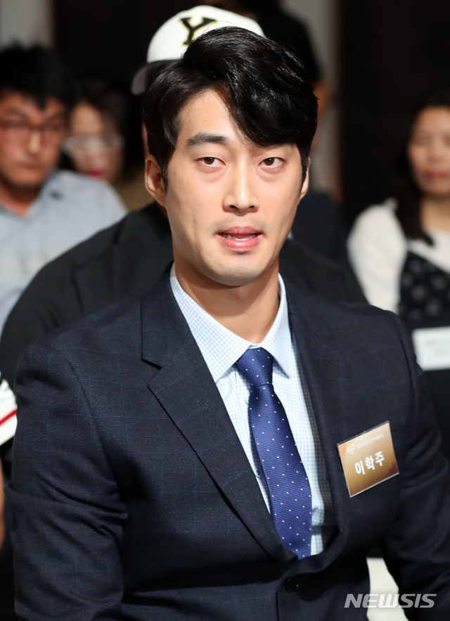 【서울=뉴시스】박주성 기자 = 10일 오후 서울 중구 웨스틴 조선호텔 서울에서 열린 2019 KBO 신인 드래프트에 이학주가 참석하고 있다. 2018.09.10. park7691@newsis.com