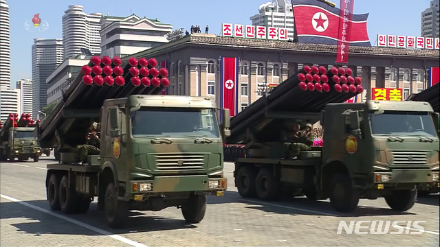 【서울=뉴시스】 10일 북한 조선중앙TV가 지난 9일 평양 김일성광장에서 북한 정권수립 70주년을 맞아 열병식을 진행한 모습을 공개했다. 2018.09.10. (사진=조선중앙TV 캡쳐) photo@newsis.com