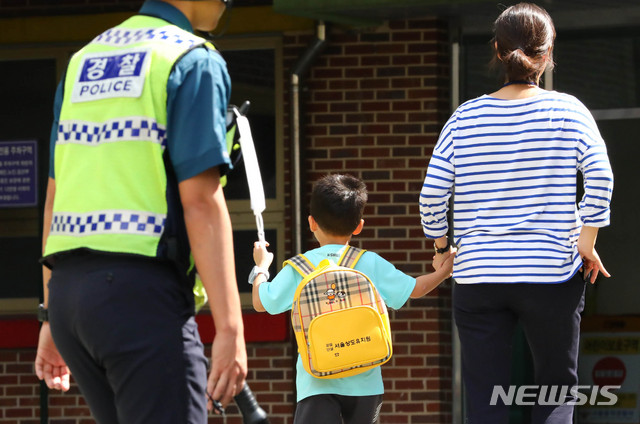 【서울=뉴시스】최진석 기자 = 기울어진 상도유치원 건물 철거 작업이 진행되고 있는 10일 오후 서울 동작구 서울상도초등학교에서 수업을 마친 상도유치원생이 하원하고 있다. 서울상도초등학교는 소음과 분진으로 인해 하루 동안 임시 휴업, 동작구청은 오늘 오후까지 철거를 마무리한다고 밝혔다. 2018.09.10. myjs@newsis.com