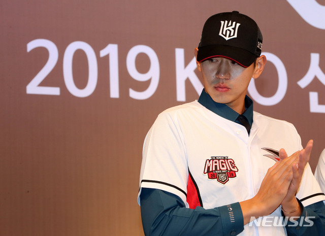 【서울=뉴시스】박주성 기자 = 경찰청 야구단 소속인 이대은이 10일 오후 서울 중구 웨스틴 조선호텔 서울에서 열린 2019 KBO 신인 드래프트에서 KT 위즈에 지명을 받은 후 박수를 치고 있다. 2018.09.10. park7691@newsis.com