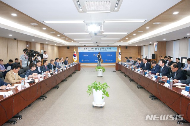 【서울=뉴시스】 민원기 과학기술정보통신부 제2차관이 10일 오후 경기도 과천시 관문로 정부과천청사 과기정통부 생각나눔방에서 열린 '제1차 5G 통신정책협의회'에서 인사말을 하고 있다. 2018.09.10. (사진=과학기술정보통신부 제공) photo@newsis.com