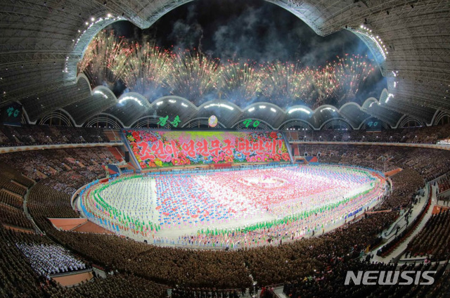 【서울=뉴시스】북한은 9일 조선민주주의인민공화국 창건 70주년을 맞아 경축 대집단체조와 예술공연가 수도 평양 5월1일경기장에서 진행됐다. 김정은 국무위원장이 리설주 여사와 함께 관람을 했다며 노동신문이 10일 보도했다. 이날 중앙보고대회는 김영남 상임위원장, 최룡해 당중앙위 부위원장, 박봉주 내각총리 등 이 주석단에 모습을 보였고, 당과 정부의 간부들이 자리했다. 2018.09.10. (출처=노동신문) photo@newsis.com