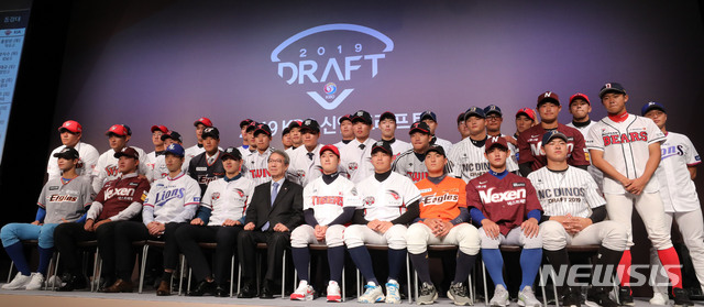 【서울=뉴시스】박주성 기자 = 10일 오후 서울 중구 웨스틴 조선호텔 서울에서 열린 2019 KBO 신인 드래프트에서 10개구단에 지명 받은 선수들이 정운찬 KBO 총재와 함께 기념촬영을 하고 있다. 2018.09.10. park7691@newsis.com