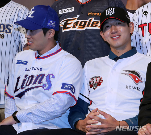 【서울=뉴시스】박주성 기자 = 경찰청 야구단 소속인 이대은(오른쪽)과 전 샌프란시스코 이학주가 10일 오후 서울 중구 웨스틴 조선호텔 서울에서 열린 2019 KBO 신인 드래프트에서 KT 위즈와 삼성 라이온즈에 지명을 받은 후 기념촬영 도중 웃으며 이야기를 나누고 있다. 2018.09.10. park7691@newsis.com