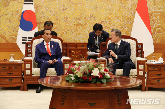 【서울=뉴시스】박진희 기자 = 문재인 대통령과 조코 위도도 인도네시아 대통령이 10일 청와대 본관 접견실에서 정상회담을 하고 있다. 2018.09.10.pak7130@newsis.com