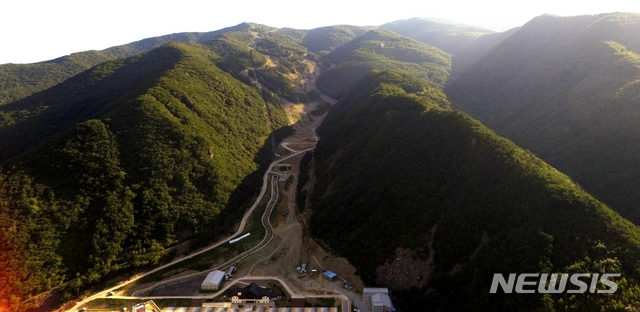 존치와 복원 논란에 휩싸인 강원도 정선군 북평면 정선알파인경기장의 슬로프가 속살을 드러내고 있는 모습. (사진=뉴시스 DB)