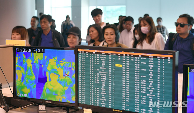 【서울=뉴시스】배훈식 기자 = 3년만에 중동호흡기증후군(메르스) 환자가 다시 발생해 방역에 비상이 걸린 가운데 10일 오전 인천공항 2터미널에 도착한 내.외국인 승객들을 국립검역소 직원들이 발열체크 모니터를 보며 감시 하고 있다. 2018.09.10. photo@newsis.com