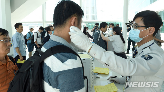 【서울=뉴시스】배훈식 기자 = 국내에서 3년 만에 중동호흡기증후군(메르스) 환자가 발생한 가운데 10일 오후 인천국제공항 제2터미널에서 검역관들이 두바이발 여객기를 타고 온 입국객들의 체온을 측정하고 있다. 2018.09.10. photo@newsis.com