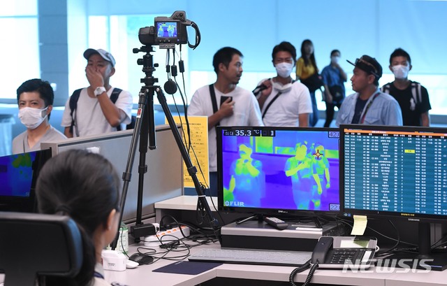 【서울=뉴시스】배훈식 기자 = 중동호흡기증후군(메르스) 환자가 3년여만에 발생한 가운데 10일 오전 인천공항 제2여객터미널 입국장에서 검역 당국 관계자가 열화상 감지 카메라로 입국자들의 발열 여부를 확인하고 있다. 한편, 메르스 의심환자로 분류됐던 영국인 여성이 1차 검사 결과 '음성' 판정을 받았다. 2018.09.10.&nbsp; photo@newsis.com