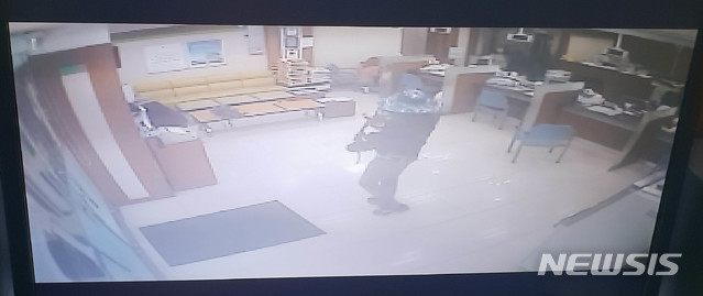 【당진=뉴시스】함형서 기자 = 충남 당진경찰서는 10일 충남 당진시 송악읍의 한 농협에 침입해 현금 2750만원을 빼앗아 달아났다 3시간 30분만에 붙잡힌 A(52·여) 씨를 특수강도 혐의로 조사중이다.위 사진은 A씨가 은행에서 범행을 저지르는 모습. 2018.09.10(사진=충남당진경찰서 제공)photo@newsis.com