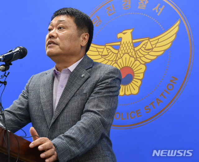 【당진=뉴시스】함형서 기자 = 윤성목 충남당진경찰서 수사과장이 10일 오후 충남 당진시 당진경찰서 소회의실에서 이날 오전에 벌어진 송악농협 특수강도와 관련해 브리핑을 하고 있다. 2018.09.10 foodwork23@newsis.com