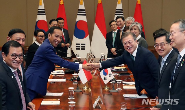 【서울=뉴시스】박진희 기자 = 문재인 대통령과 조코 위도도 인도네시아 대통령이 10일 청와대 본관 집현실에서 열린 확대정상회담에 앞서 악수를 하고 있다. 2018.09.10. pak7130@newsis.com