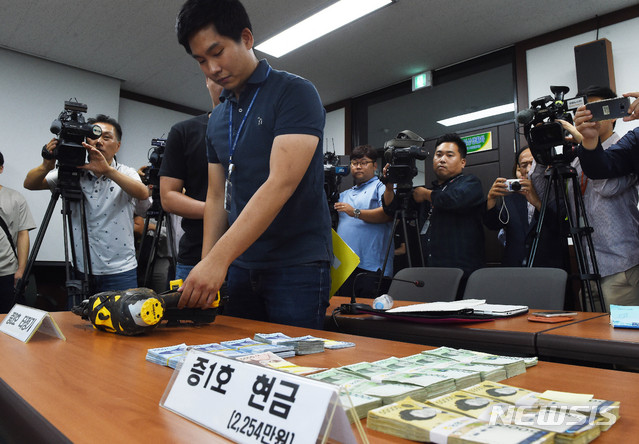 【당진=뉴시스】함형서 기자 =&nbsp; 충남 당진경찰서 형사들이 10일 오후 충남 당진시 당진경찰서 소회의실에서 열린 당진 농협 특수강도 브리핑에서 증거품을 정리하고 있다. 2018.09.10.foodwork23@newsis.com