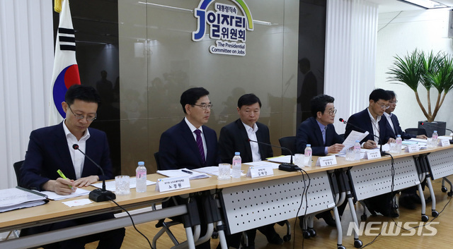 【서울=뉴시스】이영환 기자 = 이목희 대통령직속 일자리위원회 부위원장이 10일 오후 서울 종로구 대통령직속 일자리위원회 브리핑룸에서 제7차 일자리위원회 주요 안건을 브리핑 하고 있다.노경원(왼쪽부터) 과기부 소프트웨어정책관, 김태만 특허청 차장, 양환정 과기부 정보통신정책실장, 이목희 부위원장, 이호승 일자리기획단장, 강도태 복지부 보건의료정책실장.&nbsp; 2018.09.11.&nbsp; 20hwan@newsis.com