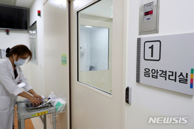 【전주=뉴시스】 김얼 기자 = 중동호흡기증후군(메르스) 환자가 3년여 만에 또다시 발생하자 전국적으로 대책 및 방역에 비상이 걸린 10일 전북 전주시 덕진구 덕진동 전북대학병원 음압격리실에서 병원 관계자가 사용할 진료도구를 정리하고 있다. 2018.09.10pmkeul@newsis.com