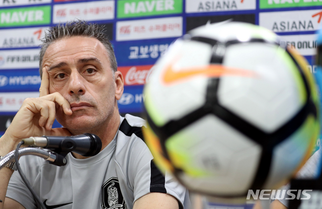 【수원=뉴시스】조성봉 기자 = 파울루 벤투 한국 축구 국가대표팀 감독이 칠레와 평가전을 하루 앞둔 10일 오후 경기 수원시 팔달구 수원월드컵경기장에서 열린 공식기자회견에서 취재진의 질문에 잠시 생각에 잠겨있다. 2018.09.10.suncho21@newsis.com